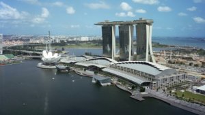 Marina Bay Sands nebylo zrovna levné a snadné postavit.